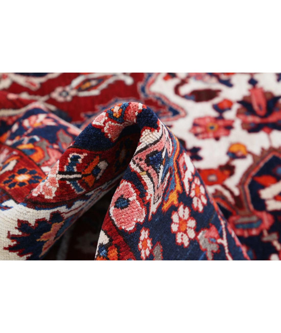 Hand Knotted Persian Bakhtiari Wool Rug - 5'3'' x 8'1'' 5'3'' x 8'1'' (158 X 243) / Red / Ivory