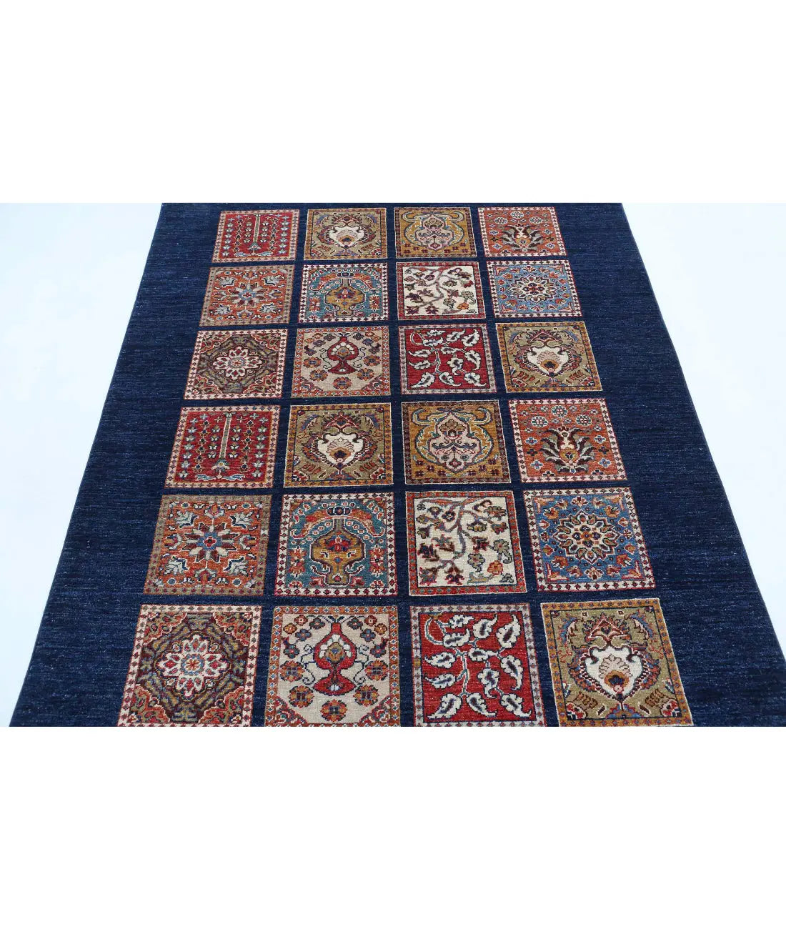 Hand Knotted Bakhtiari Wool Rug - 4'10'' x 6'3''
