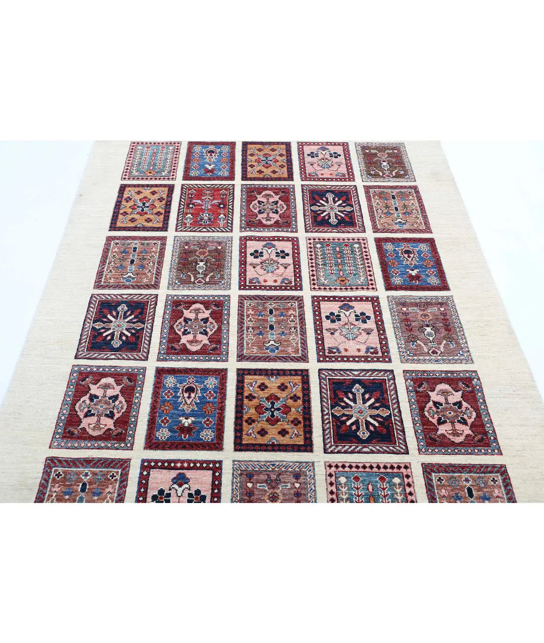 Hand Knotted Bakhtiari Wool Rug - 4'11'' x 6'10''