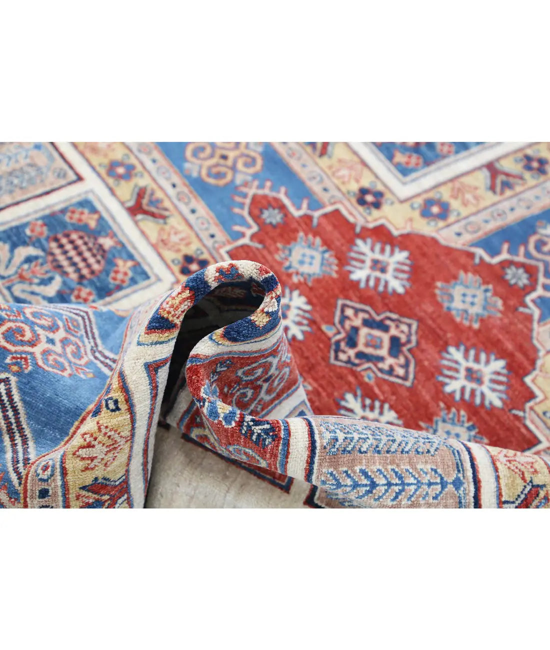 Hand Knotted Bakhtiari Wool Rug - 4'9'' x 6'6''