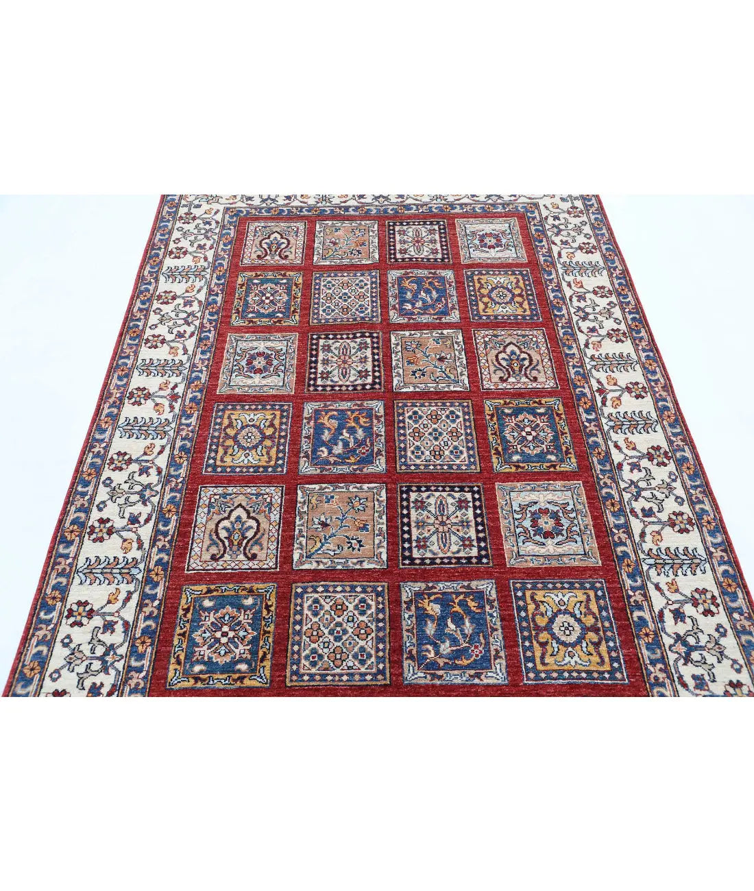 Hand Knotted Bakhtiari Wool Rug - 4'9'' x 6'8''