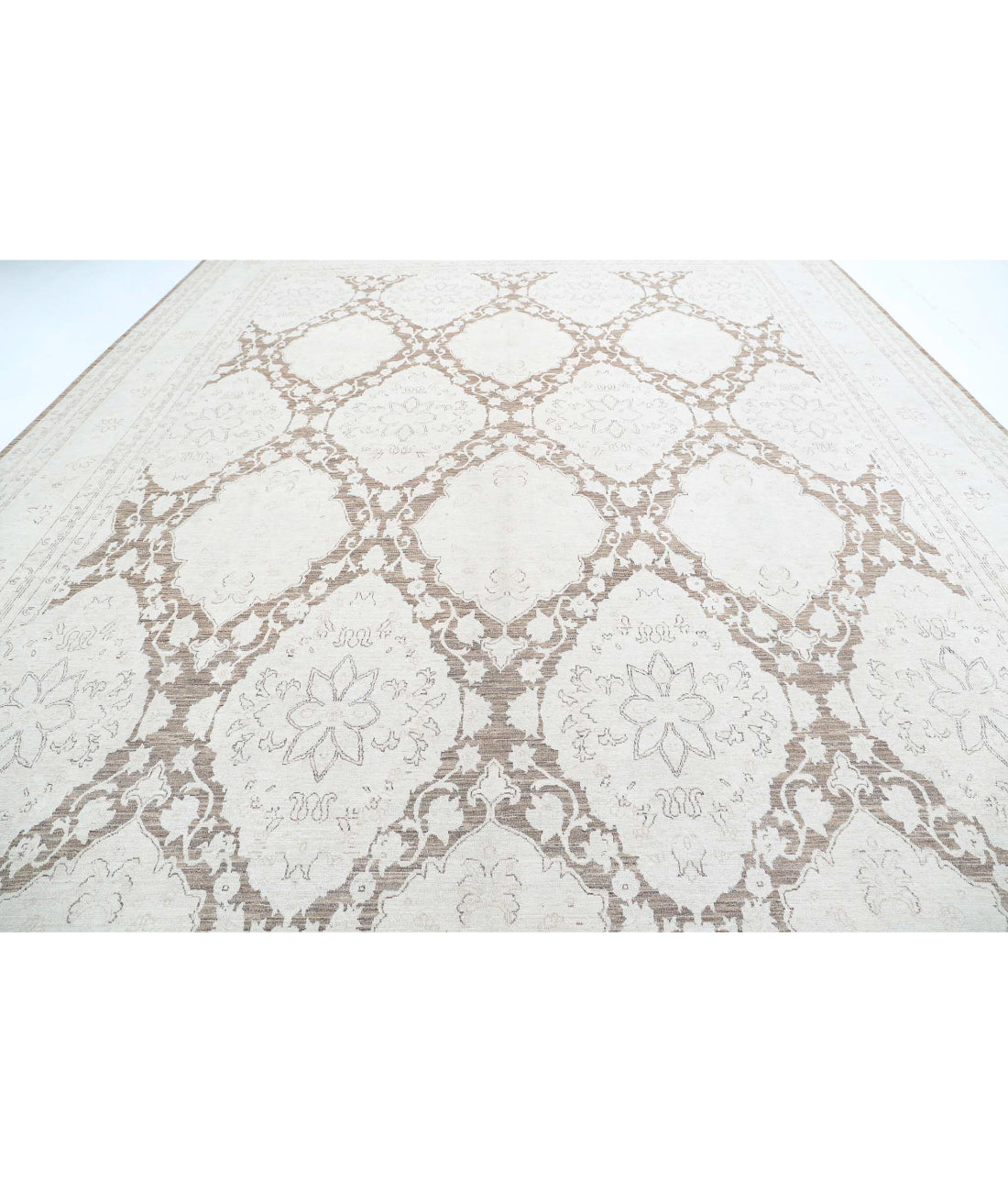 Hand Knotted Serenity Wool Rug - 13'0'' x 17'6'' 13'0'' x 17'6'' (390 X 525) / Brown / Ivory