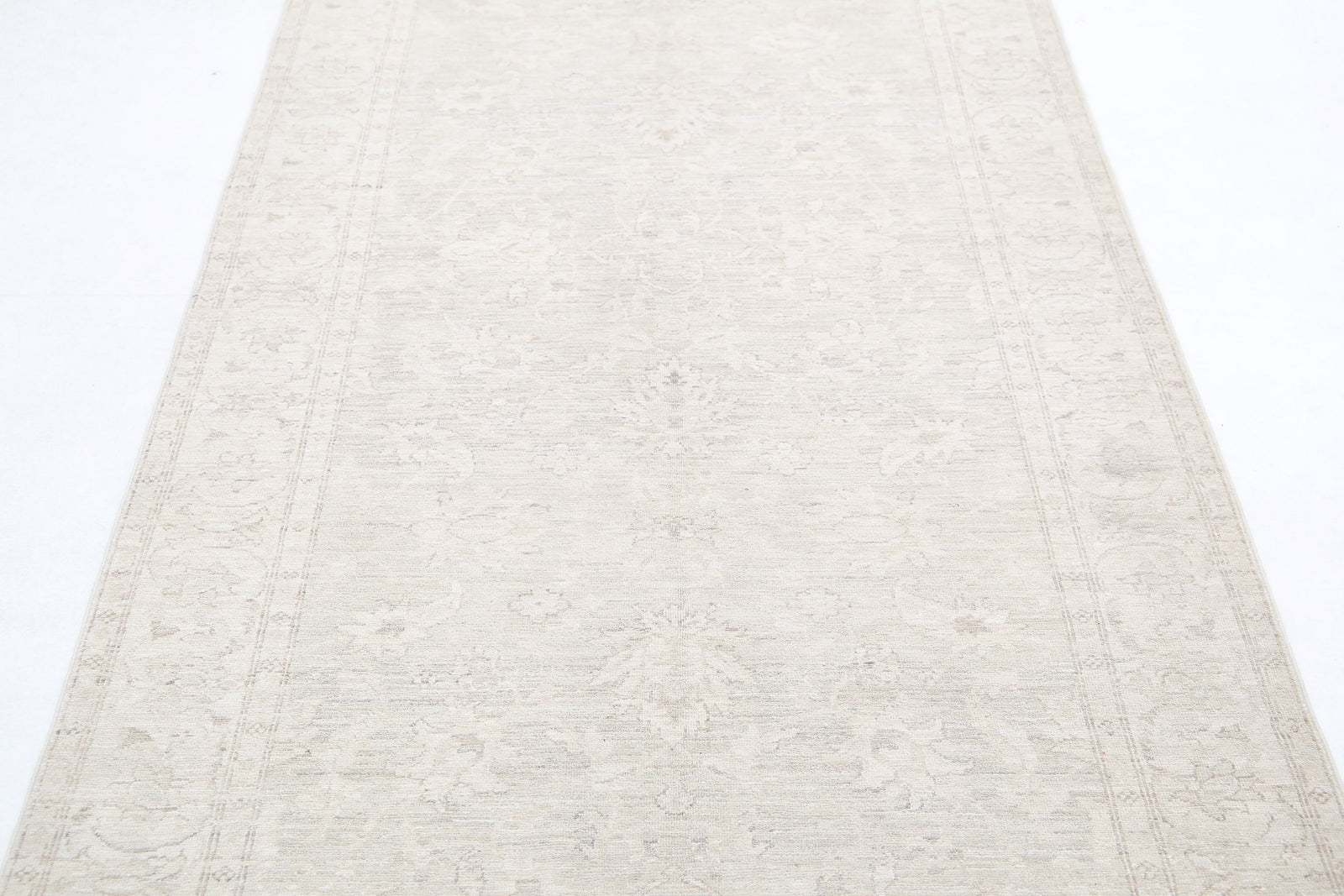 Hand Knotted Fine Serenity Wool Rug - 3'9'' x 9'7''
