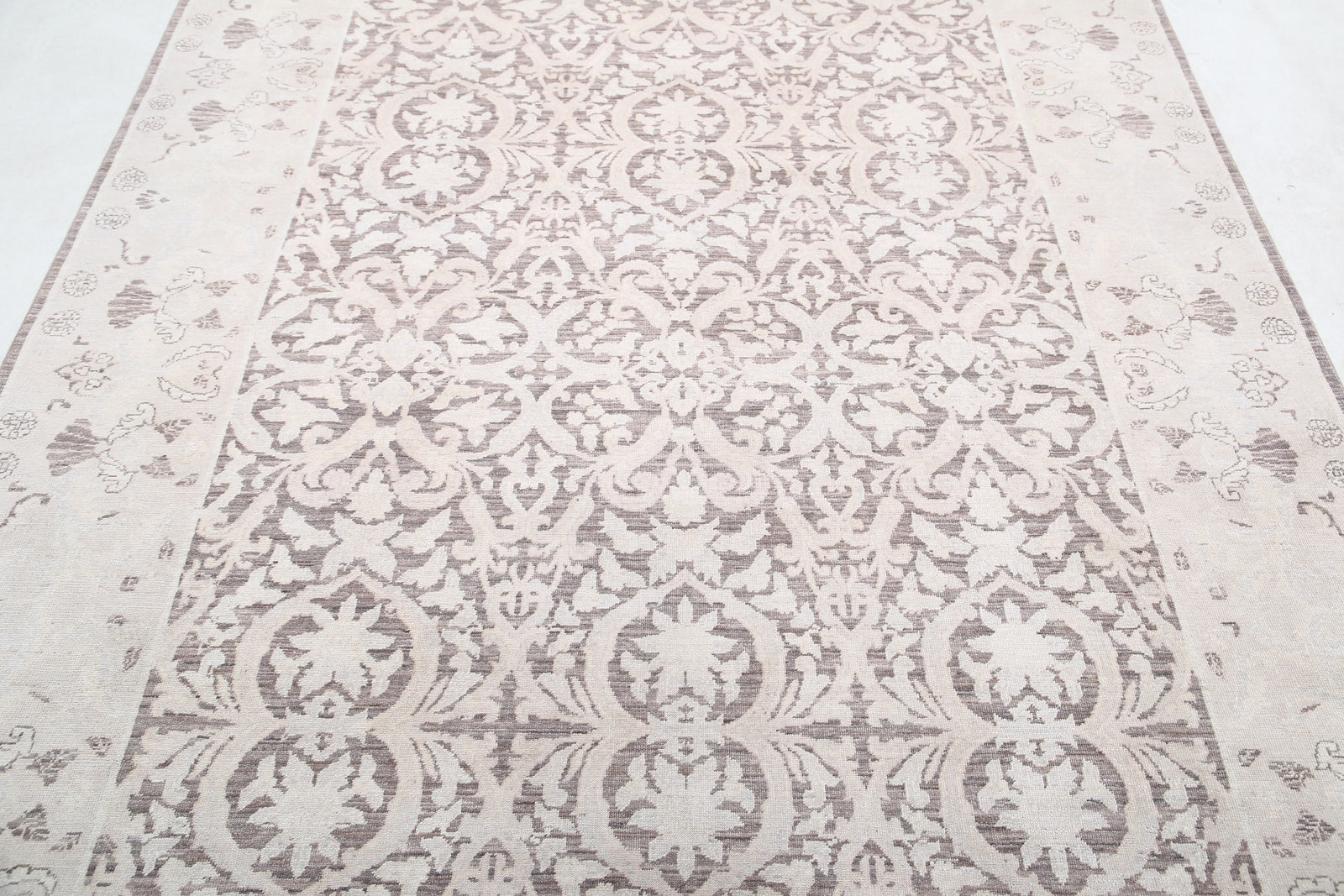 Hand Knotted Fine Serenity Wool Rug - 6'1'' x 8'7''