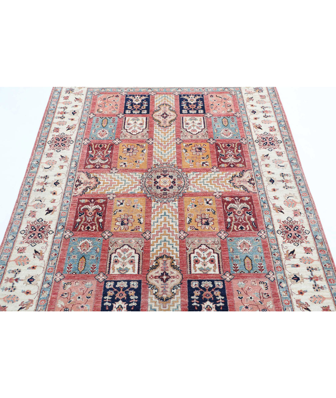 Hand Knotted Bakhtiari Wool Rug - 4'9'' x 6'5'' 4'9'' x 6'5'' (143 X 193) / Peach / Ivory