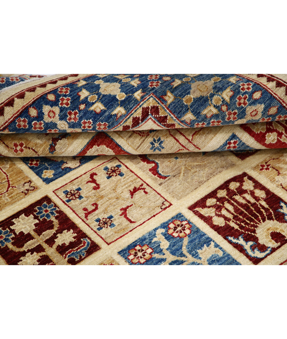 Hand Knotted Bakhtiari Wool Rug - 5'7'' x 7'8'' 5'7'' x 7'8'' (168 X 230) / Multi / Ivory