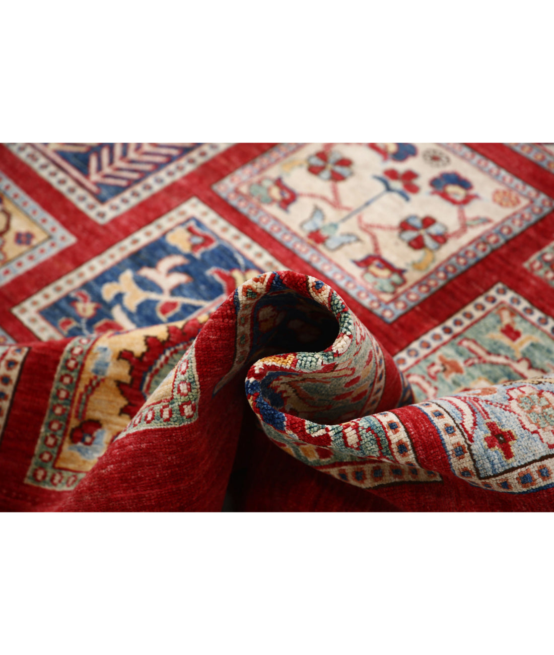 Hand Knotted Bakhtiari Wool Rug - 5'9'' x 8'0'' 5'9'' x 8'0'' (173 X 240) / Red / Red