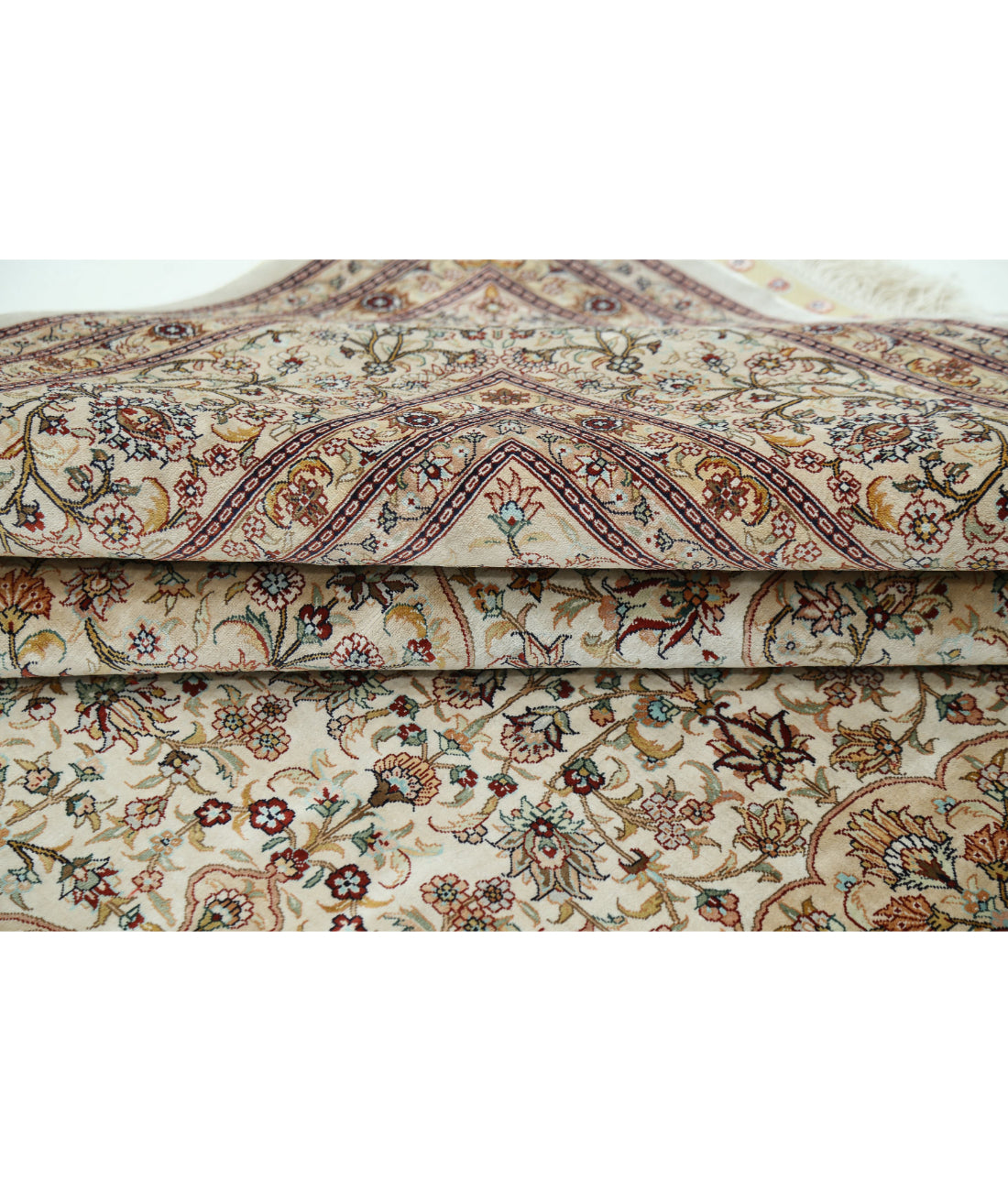 Hand Knotted Masterpiece Hereke Fine Silk Rug - 6'0'' x 9'0'' 6'0'' x 9'0'' (180 X 270) / Ivory / Red