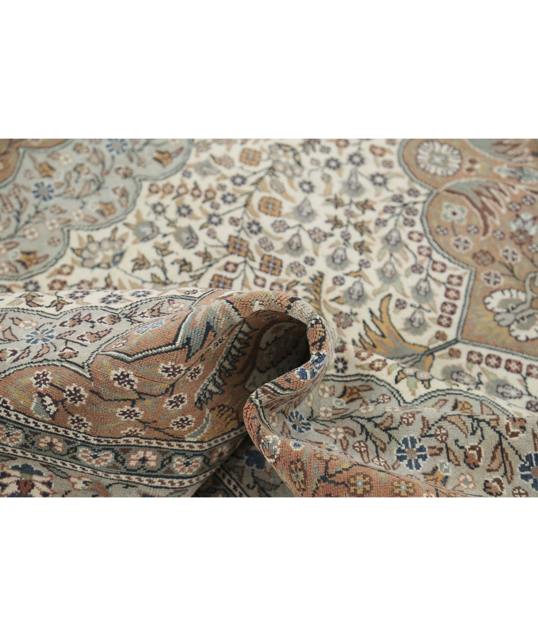 Hand Knotted Vintage Turkish Kayseri Wool Rug - 6'5'' x 9'7'' 6'5'' x 9'7'' (193 X 288) / Ivory / Grey