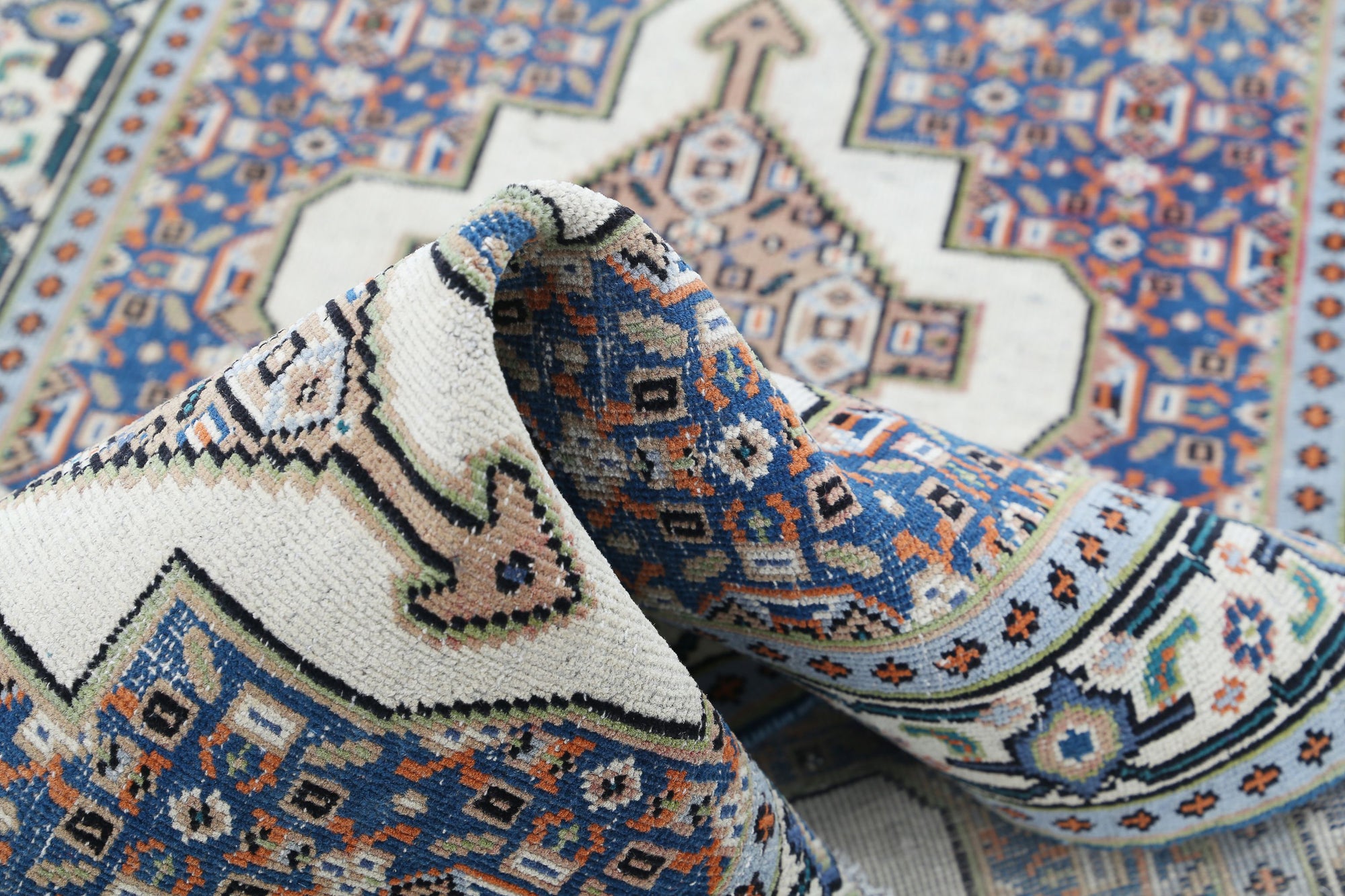 hand-knotted-shiraz-wool-rug-5019054-5.jpg
